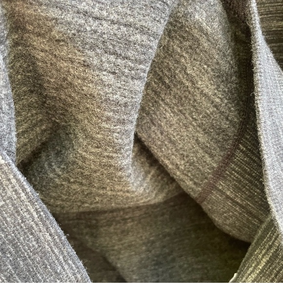 GAP FIT Women’s Gray Long Sleeve Pullover Crew Neck Sweatshirt Size XS - Picture 6 of 10